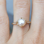 Delikatny pierścionek z perłą